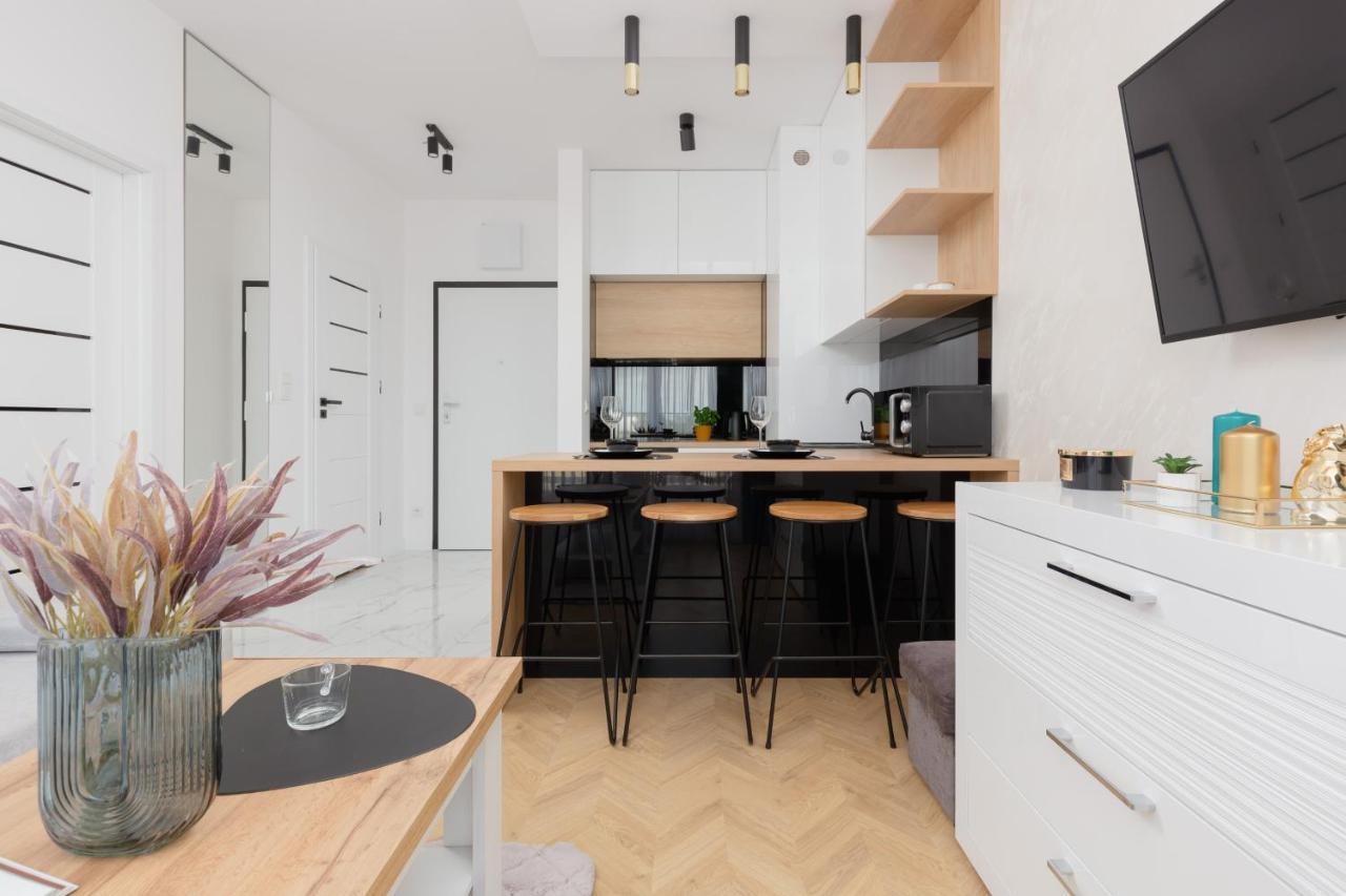 Warsaw Kotsisa Apartments With Parking By Noclegi Renters Varsóvia Exterior foto